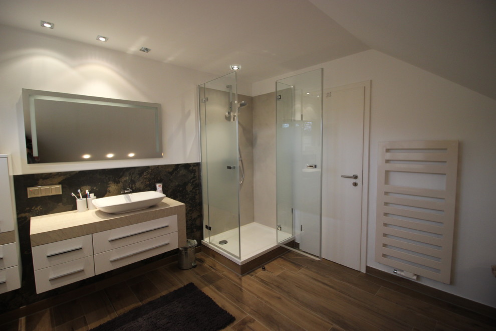 Idee per una stanza da bagno padronale design di medie dimensioni con piastrelle in ardesia