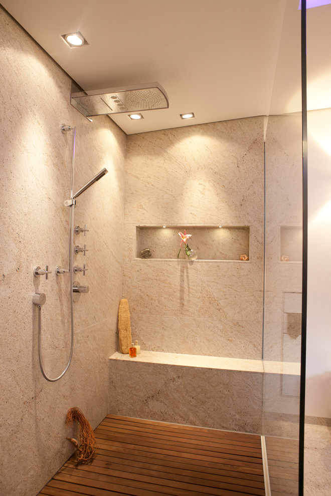 Geräumiges Modernes Duschbad mit bodengleicher Dusche und beigen Fliesen in Köln