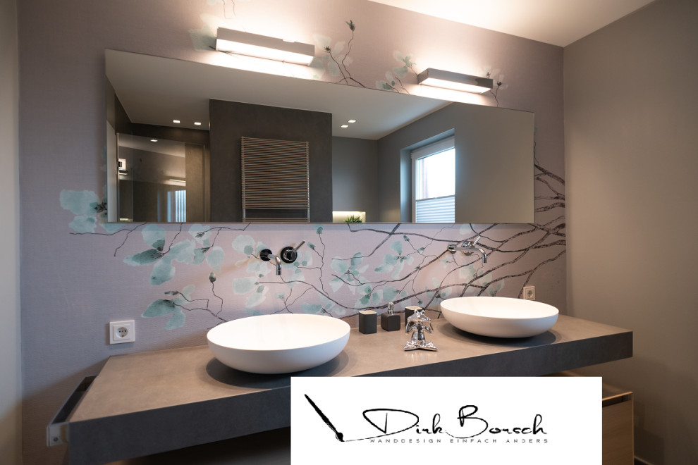 Exemple d'une grande salle de bain moderne en bois clair avec un placard à porte plane, un mur multicolore, un sol en carrelage de porcelaine, une vasque, un plan de toilette en béton, un plan de toilette gris, une niche, meuble double vasque, meuble-lavabo suspendu, un plafond en papier peint et du papier peint.