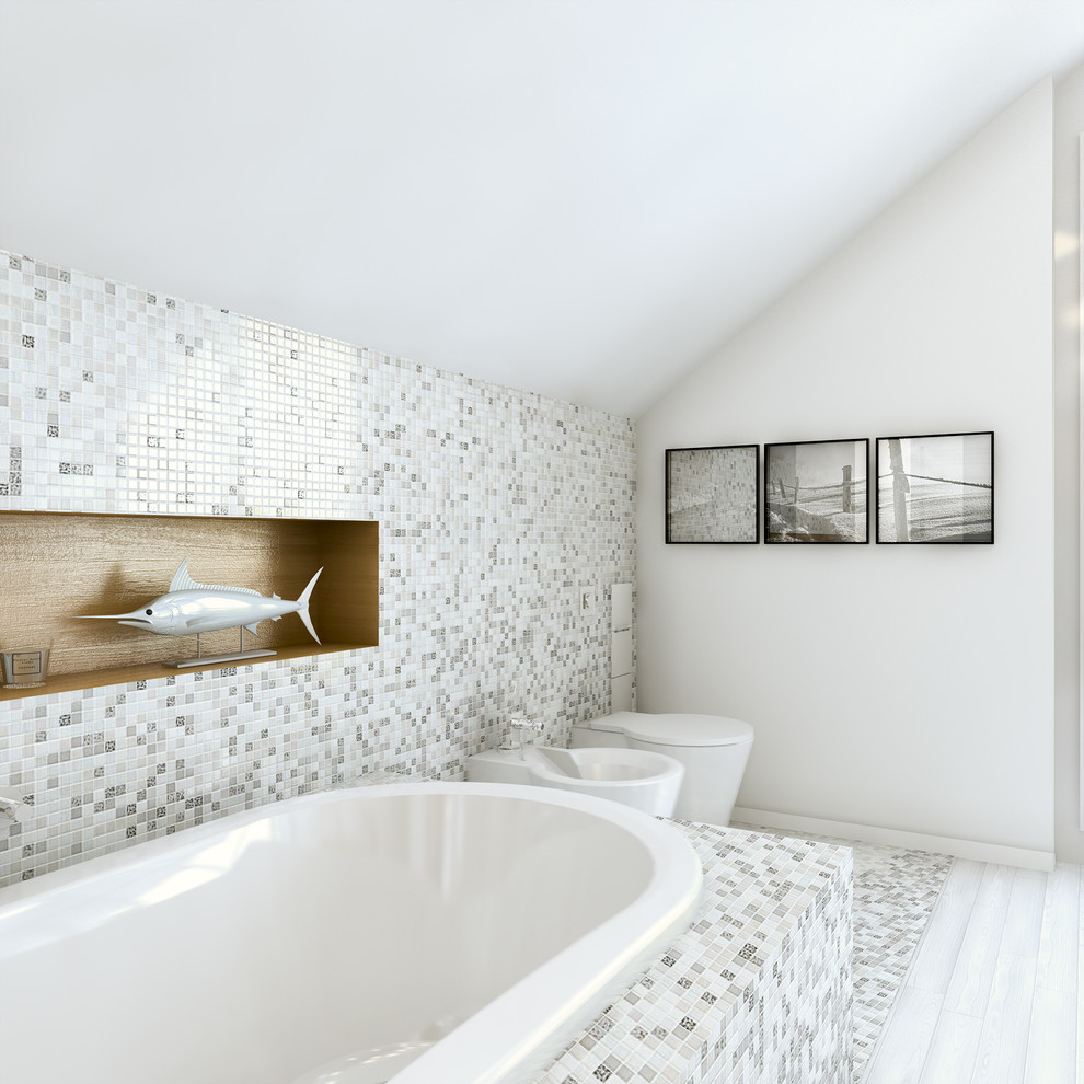 Modernes Badezimmer mit Einbaubadewanne, Wandtoilette mit Spülkasten, grauen Fliesen, Mosaikfliesen, weißer Wandfarbe, hellem Holzboden und weißem Boden in Düsseldorf