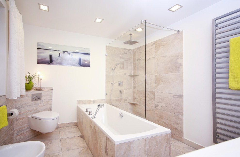 Источник вдохновения для домашнего уюта: ванная комната среднего размера в современном стиле с инсталляцией, полом из известняка, полновстраиваемой ванной, душем без бортиков, мраморной плиткой, белыми стенами, бежевым полом и открытым душем