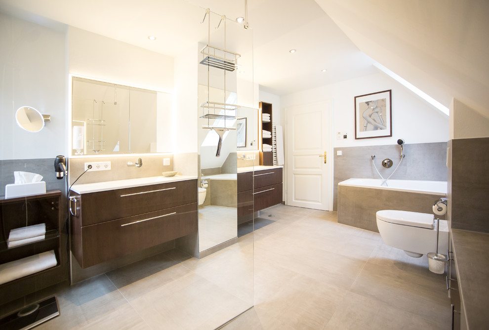 Mittelgroßes Modernes Badezimmer mit Unterbauwanne, weißer Wandfarbe, Einbauwaschbecken und Waschtisch aus Holz in München