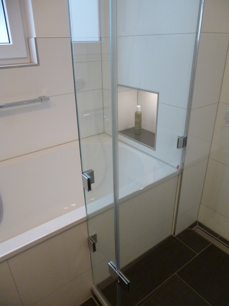 Exempel på ett litet modernt badrum