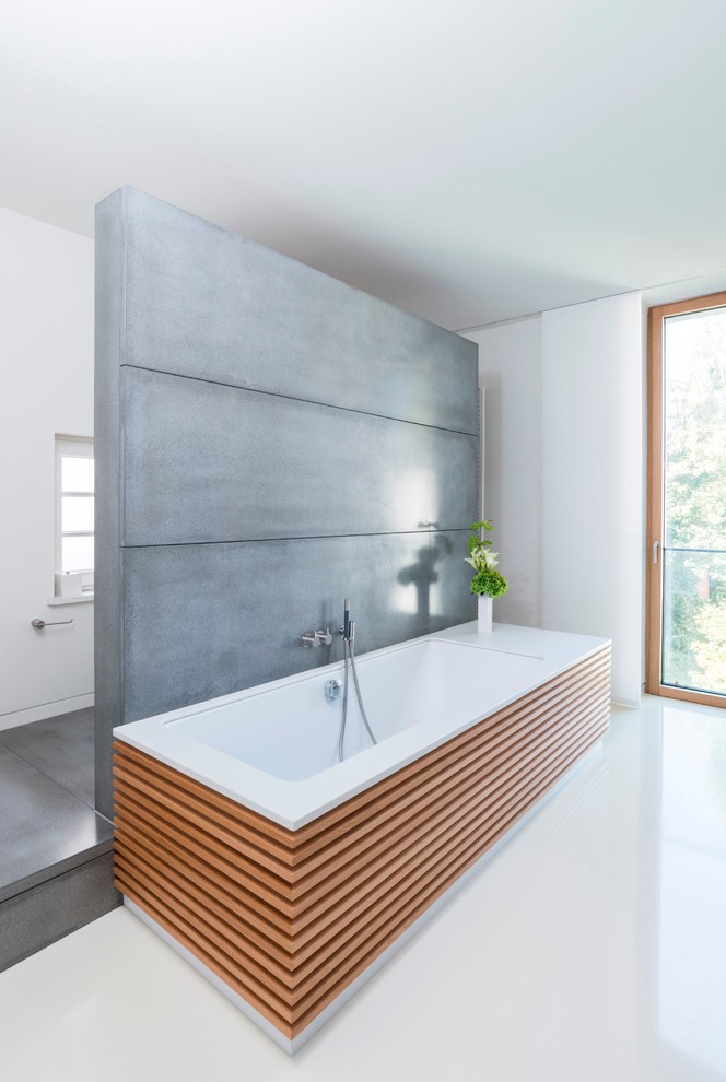 Modernes Badezimmer En Suite mit Unterbauwanne, weißer Wandfarbe und Vinylboden in Hamburg