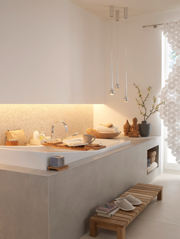 Modernes Badezimmer mit Einbaubadewanne, weißer Wandfarbe und beigem Boden in Hamburg