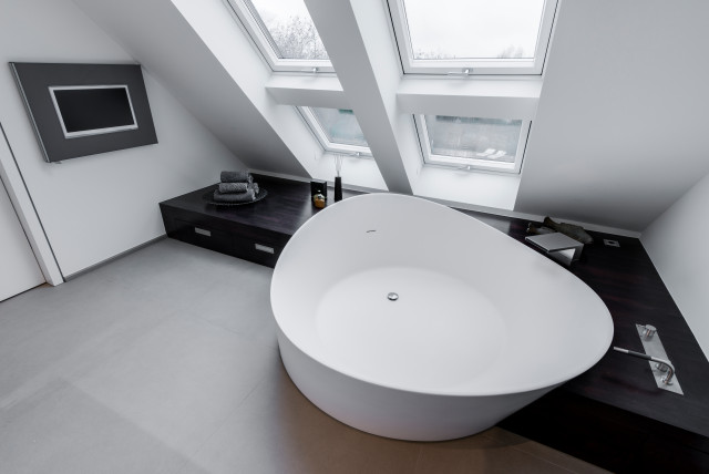 Badewanne, Fernseher und Stauraum - Modern - Badezimmer - Düsseldorf - von  ultramarin - raum fliese bad | Houzz