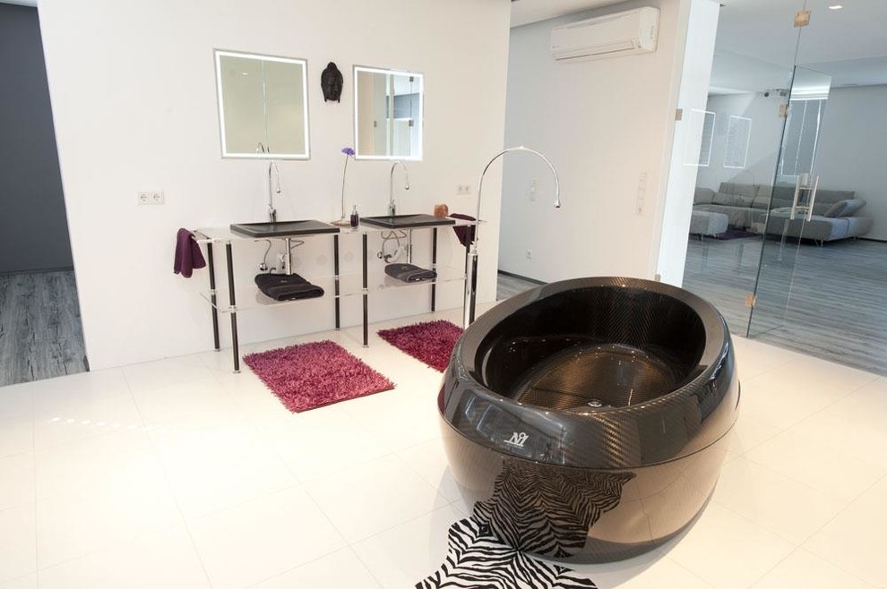Exempel på ett stort modernt en-suite badrum, med ett fristående badkar, beige kakel, keramikplattor, vita väggar, klinkergolv i keramik och ett fristående handfat