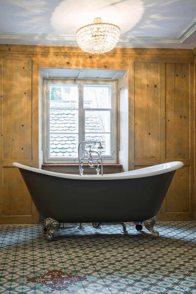 Cette photo montre une salle de bain principale chic de taille moyenne avec une baignoire indépendante, une douche à l'italienne, carreaux de ciment au sol, un plan vasque, un sol vert, aucune cabine et un mur marron.