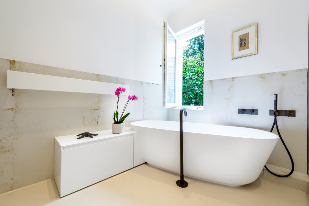 Пример оригинального дизайна: ванная комната среднего размера в стиле шебби-шик с отдельно стоящей ванной, бежевой плиткой, бежевым полом, плоскими фасадами, белыми фасадами, открытым душем, инсталляцией, керамической плиткой, бежевыми стенами, монолитной раковиной, столешницей из искусственного камня, открытым душем и белой столешницей