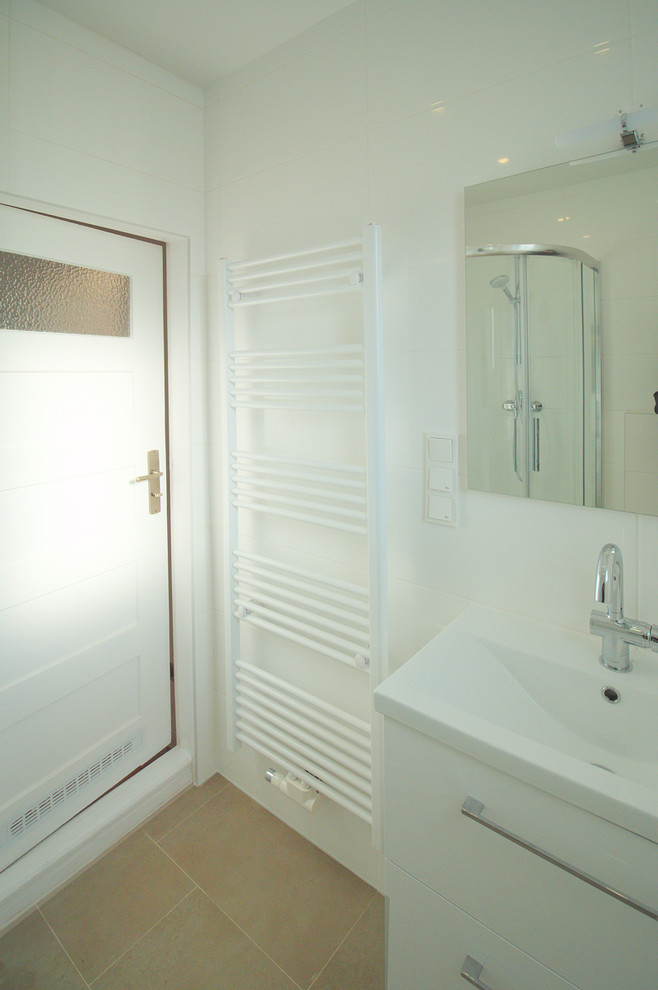 Idées déco pour une salle de bain classique avec des portes de placard blanches, un carrelage blanc, un mur blanc et un plan de toilette blanc.