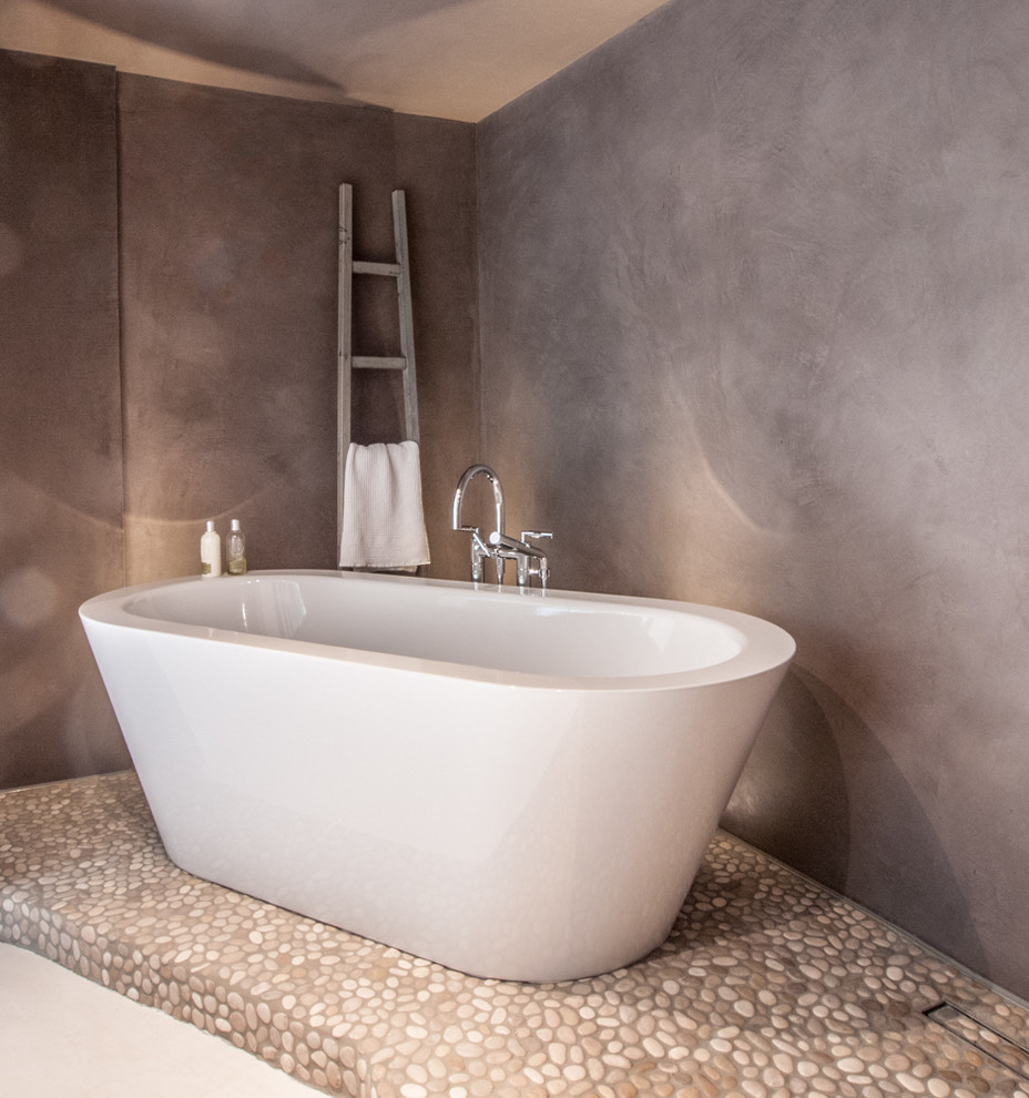 Modern inredning av ett litet en-suite badrum, med stenkakel och grå väggar