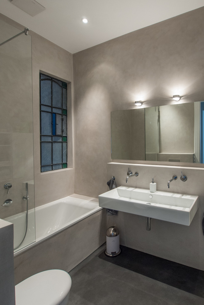 Diseño de cuarto de baño contemporáneo pequeño con aseo y ducha