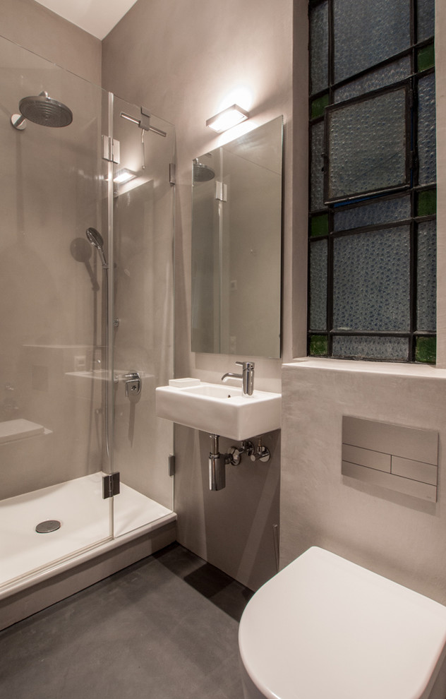 Foto de cuarto de baño actual pequeño con aseo y ducha