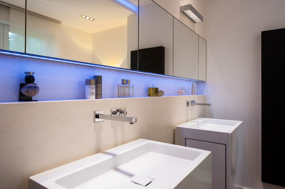 Idées déco pour une salle de bain contemporaine avec des portes de placard blanches, une douche à l'italienne, un mur blanc et un sol en bois brun.