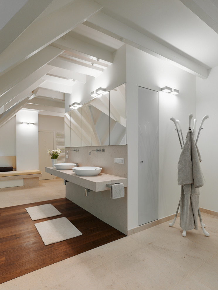 Modelo de cuarto de baño actual grande con paredes blancas, lavabo sobreencimera, encimera de mármol, suelo marrón y encimeras beige