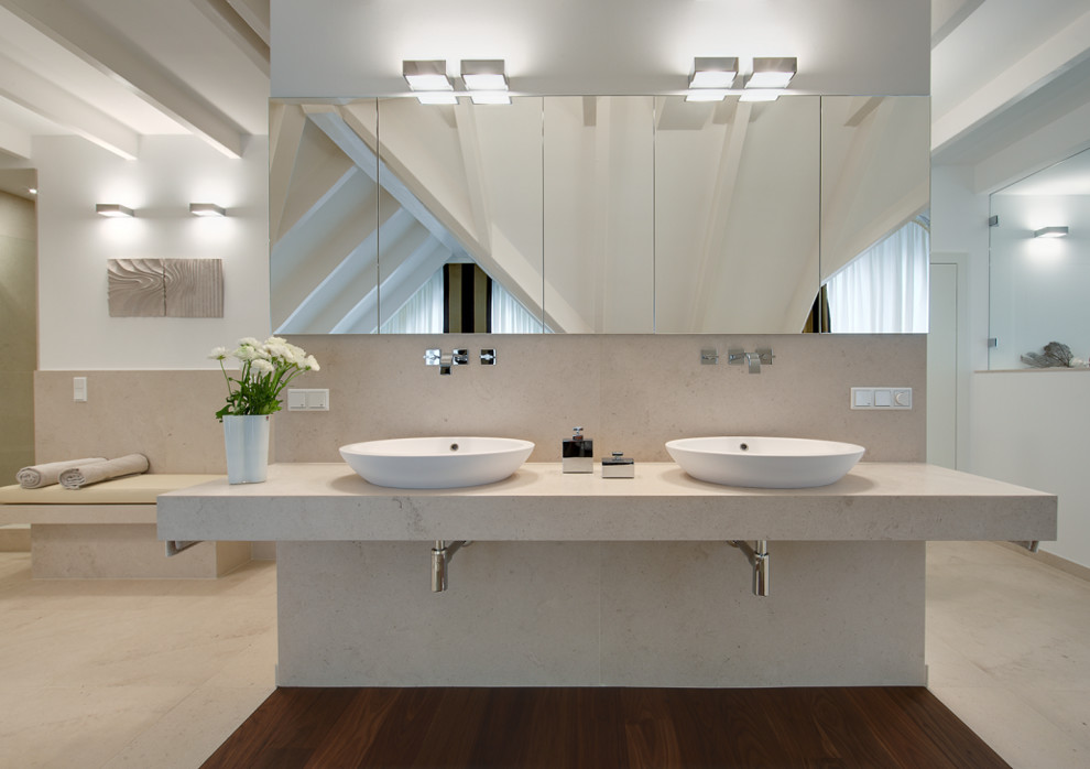 Großes Modernes Badezimmer mit weißer Wandfarbe, Aufsatzwaschbecken, beigem Boden und beiger Waschtischplatte in Düsseldorf