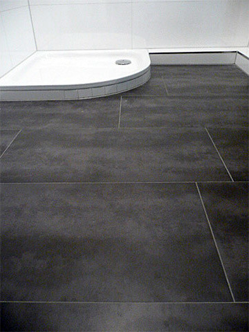 Badezimmer Boden - Fliesen in Anthrazit - Contemporary - Bathroom - Hamburg  - by HWS Badsanierung | Houzz