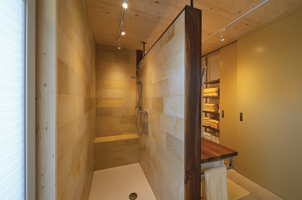На фото: главная ванная комната среднего размера в скандинавском стиле с зелеными фасадами, душем без бортиков, разноцветной плиткой, плиткой из листового камня, мраморным полом, настольной раковиной и столешницей из дерева с