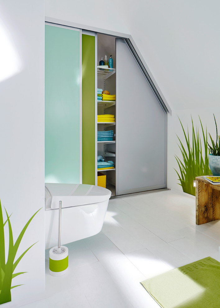 Идея дизайна: ванная комната в скандинавском стиле с стеклянными фасадами, зелеными фасадами, светлым паркетным полом и душевой кабиной