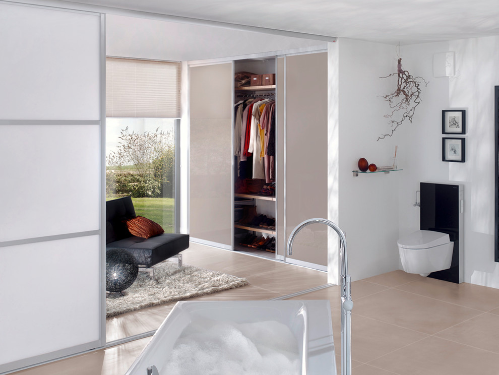 Стильный дизайн: ванная комната в скандинавском стиле с стеклянными фасадами, зелеными фасадами, светлым паркетным полом и душевой кабиной - последний тренд