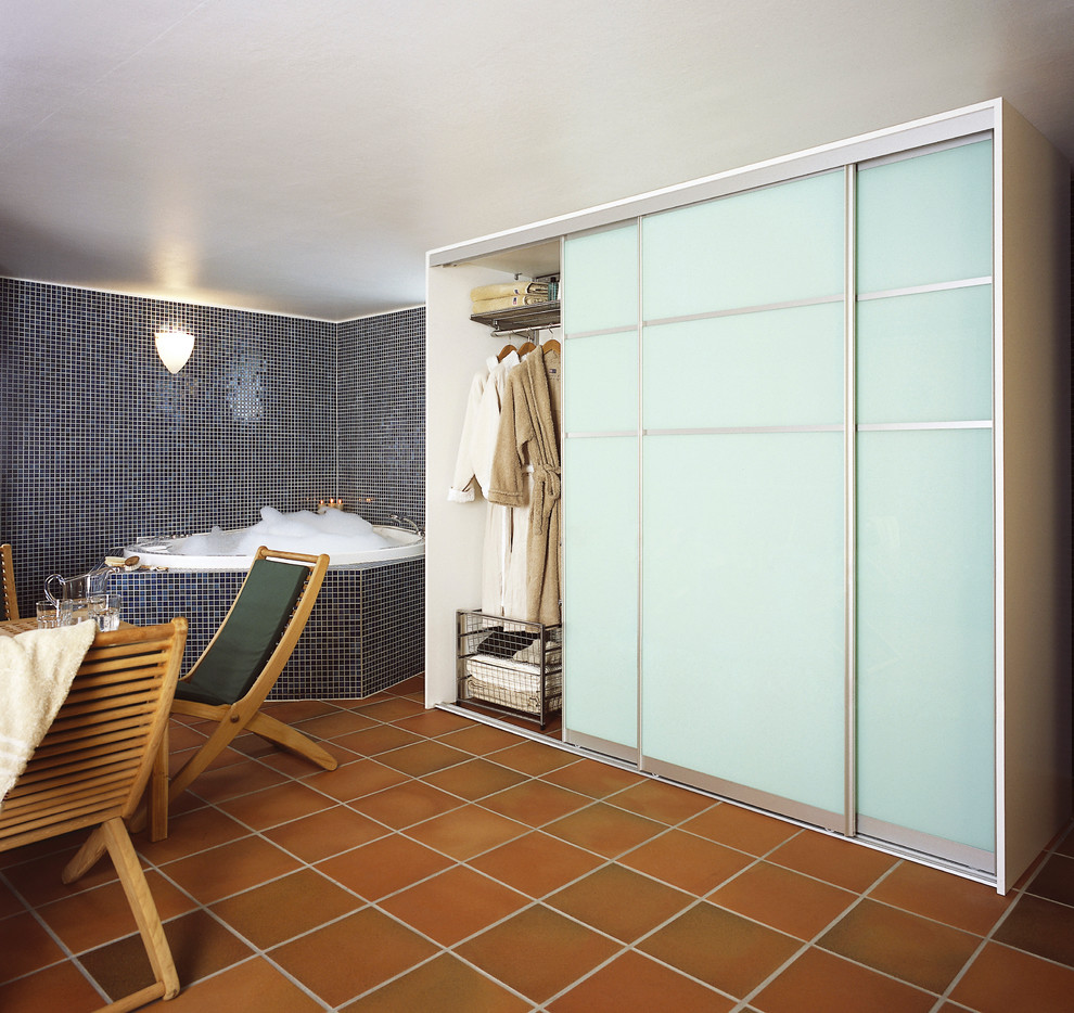Idées déco pour une salle d'eau scandinave avec un placard à porte vitrée, des portes de placards vertess et parquet clair.