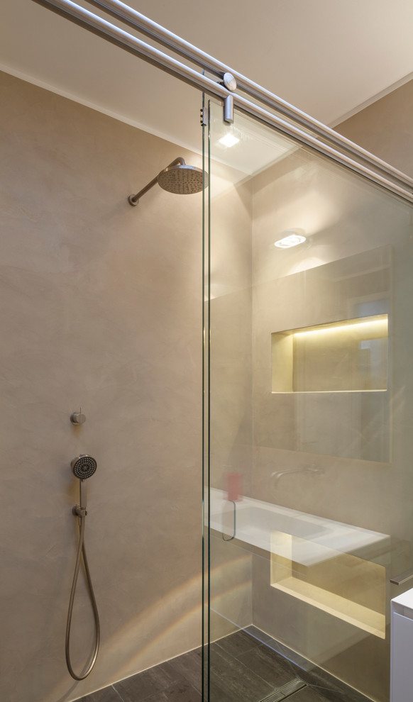Mittelgroßes Modernes Duschbad mit flächenbündigen Schrankfronten, weißen Schränken, bodengleicher Dusche, beiger Wandfarbe, integriertem Waschbecken, grauem Boden und Schiebetür-Duschabtrennung in Köln