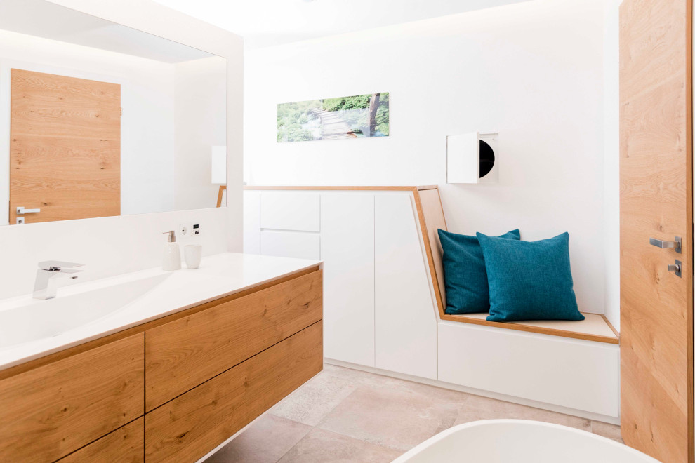 Cette photo montre une salle de bain tendance de taille moyenne avec une baignoire indépendante, un lavabo posé, un plan de toilette en surface solide, un plan de toilette blanc, meuble simple vasque et meuble-lavabo encastré.