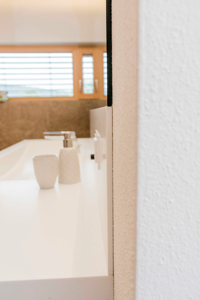 Ispirazione per una stanza da bagno minimal di medie dimensioni con vasca freestanding, lavabo da incasso, top in superficie solida, top bianco, un lavabo e mobile bagno incassato