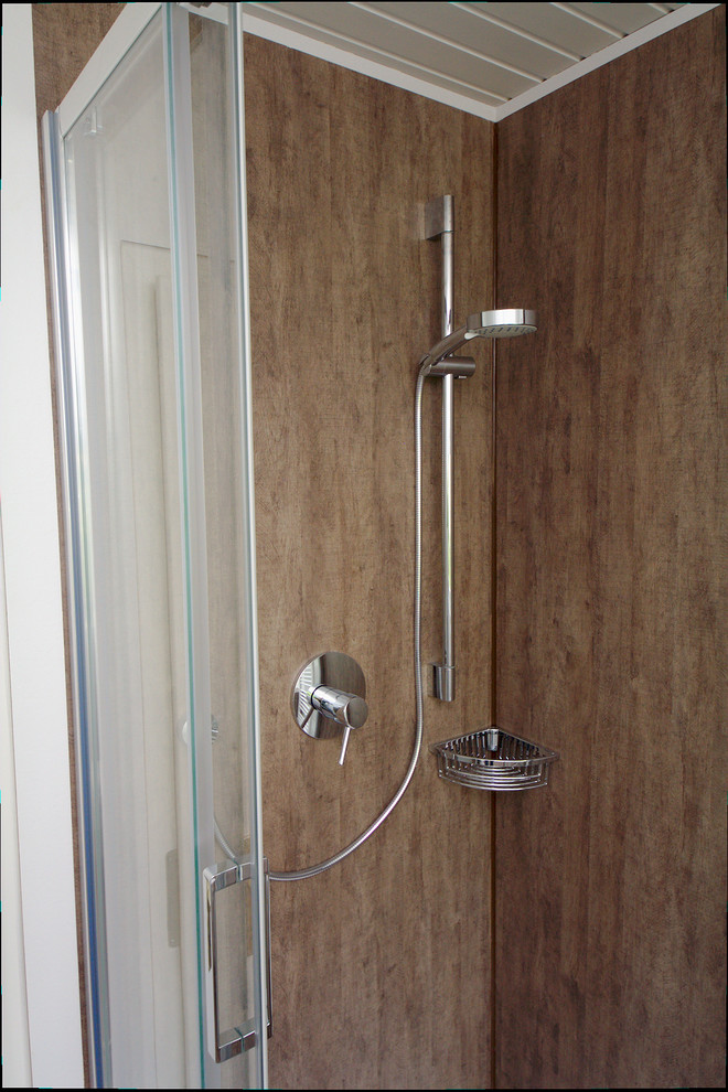 Mittelgroßes Modernes Duschbad mit Eckdusche, Wandtoilette, braunen Fliesen und weißer Wandfarbe in Nürnberg
