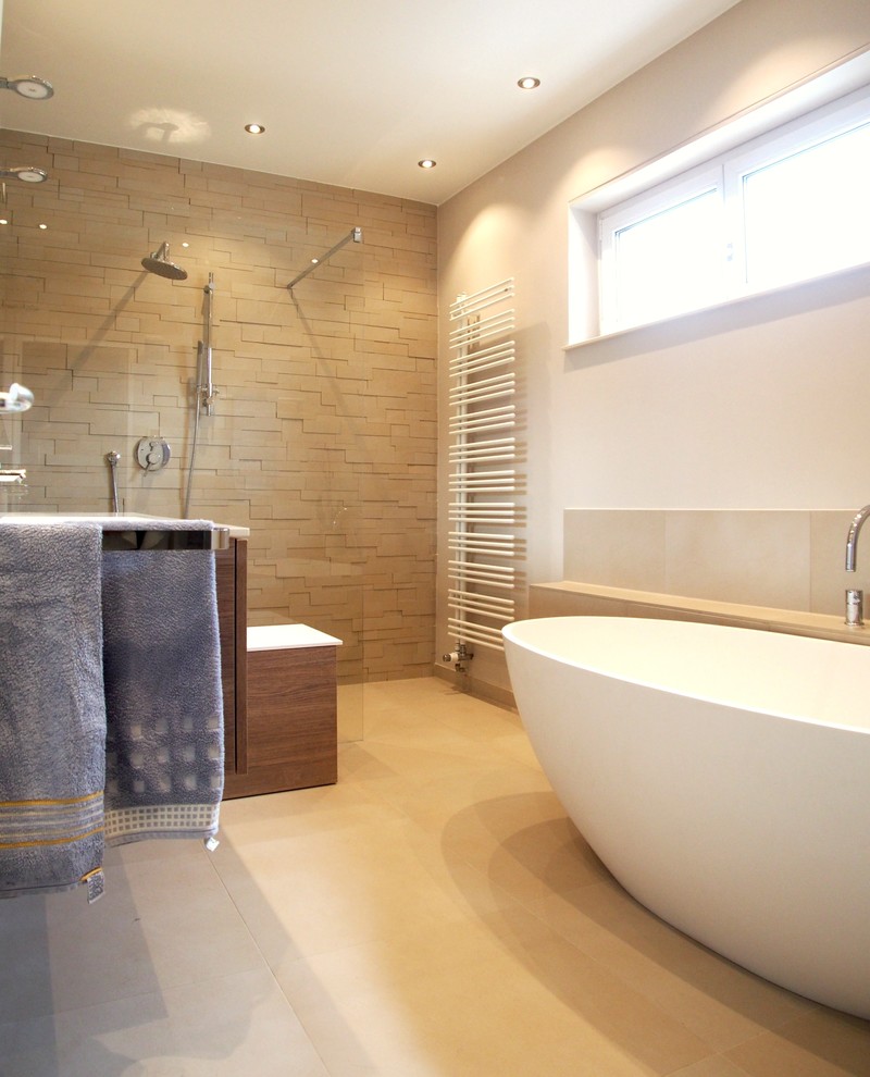 Idées déco pour une salle de bain contemporaine en bois foncé de taille moyenne avec une baignoire indépendante, une douche ouverte, un carrelage beige, un mur beige, un placard à porte plane, un carrelage de pierre, un sol en calcaire, aucune cabine et un mur en pierre.