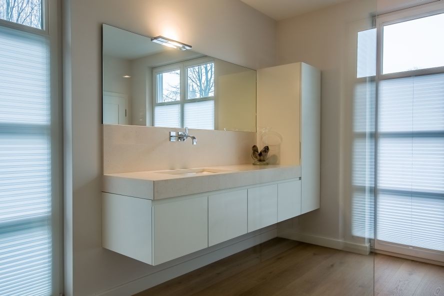 Стильный дизайн: большая ванная комната в современном стиле с белыми фасадами, столешницей из известняка, душем без бортиков, бежевой плиткой, плиткой из листового камня и душевой кабиной - последний тренд