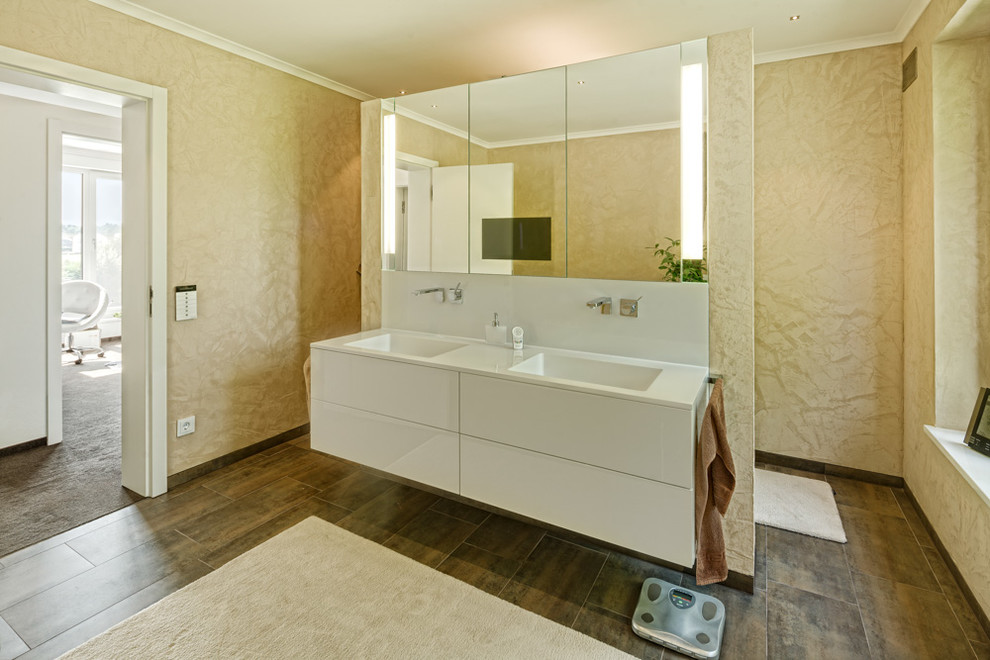 Свежая идея для дизайна: ванная комната среднего размера в современном стиле с плоскими фасадами, бежевыми фасадами, бежевой плиткой, каменной плиткой и душевой кабиной - отличное фото интерьера