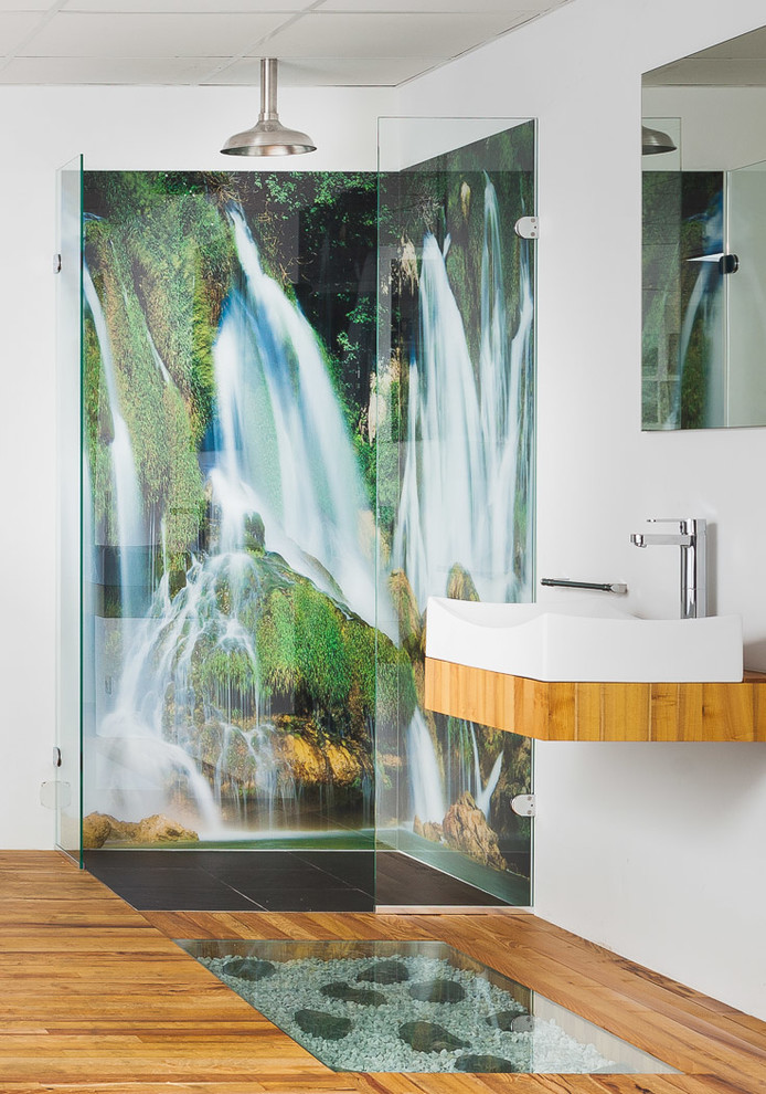 Modernes Badezimmer mit Aufsatzwaschbecken, Waschtisch aus Holz, Eckdusche, weißer Wandfarbe und braunem Holzboden in Sonstige