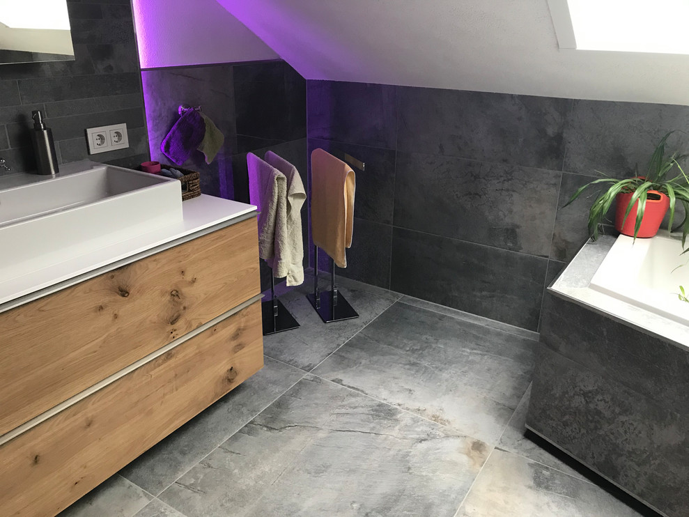 Idee per una stanza da bagno nordica di medie dimensioni con vasca idromassaggio, doccia ad angolo, piastrelle grigie, pavimento con piastrelle in ceramica e porta doccia scorrevole