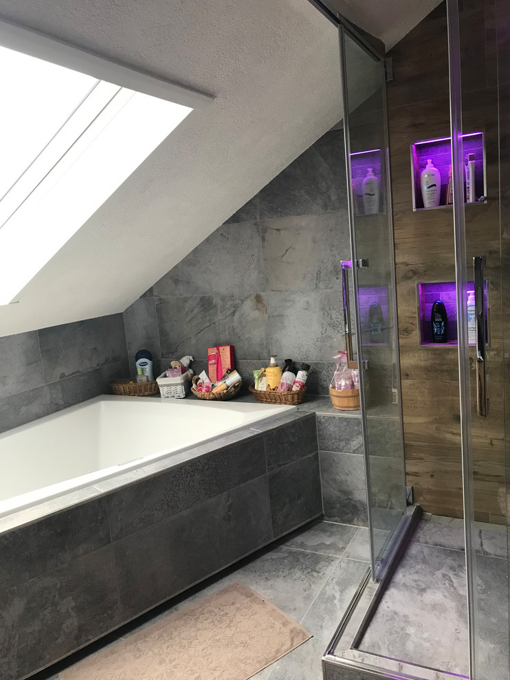 Imagen de cuarto de baño escandinavo de tamaño medio con jacuzzi, ducha esquinera, baldosas y/o azulejos grises, suelo de baldosas de cerámica y ducha con puerta corredera