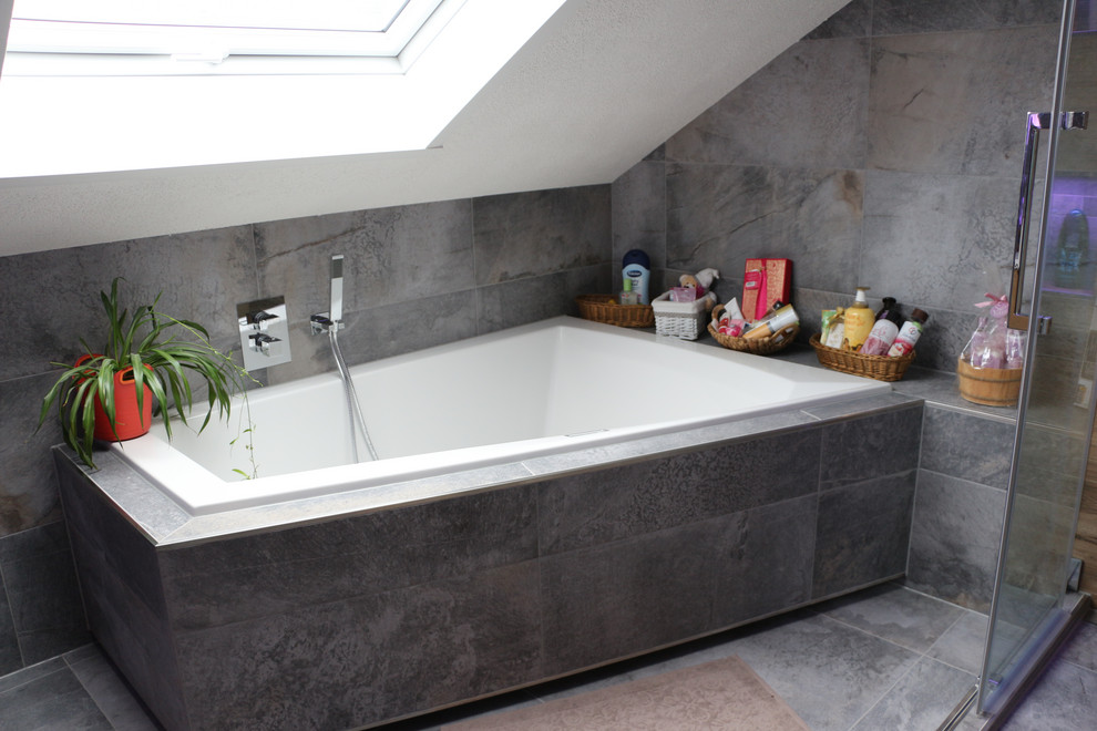 Пример оригинального дизайна: ванная комната среднего размера в скандинавском стиле с гидромассажной ванной, угловым душем, серой плиткой, полом из керамической плитки и душем с раздвижными дверями