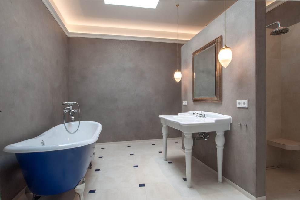 Immagine di una stanza da bagno contemporanea di medie dimensioni con vasca con piedi a zampa di leone, doccia alcova, pareti grigie e lavabo integrato