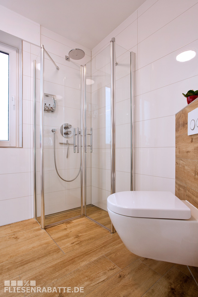 Esempio di una piccola stanza da bagno con doccia design con doccia a filo pavimento, piastrelle bianche, piastrelle in ceramica, pareti bianche, pavimento con piastrelle in ceramica, pavimento marrone e porta doccia a battente