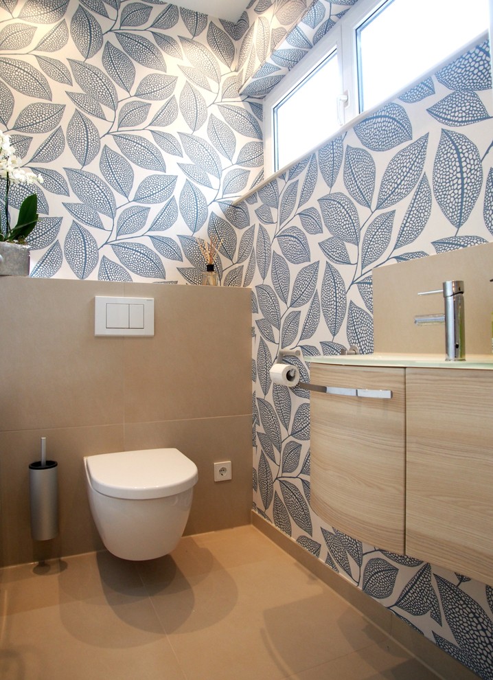 Inspiration pour une salle de bain design avec une baignoire indépendante, une douche ouverte, un carrelage beige et un mur beige.