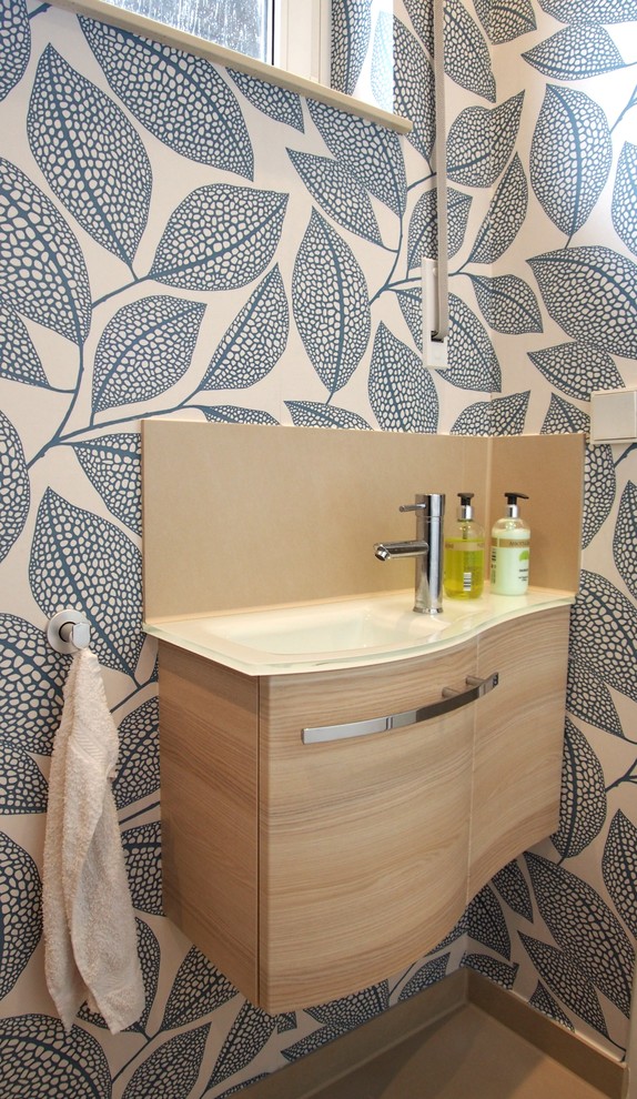 Idéer för funkis badrum, med ett fristående badkar, en öppen dusch, beige kakel och beige väggar