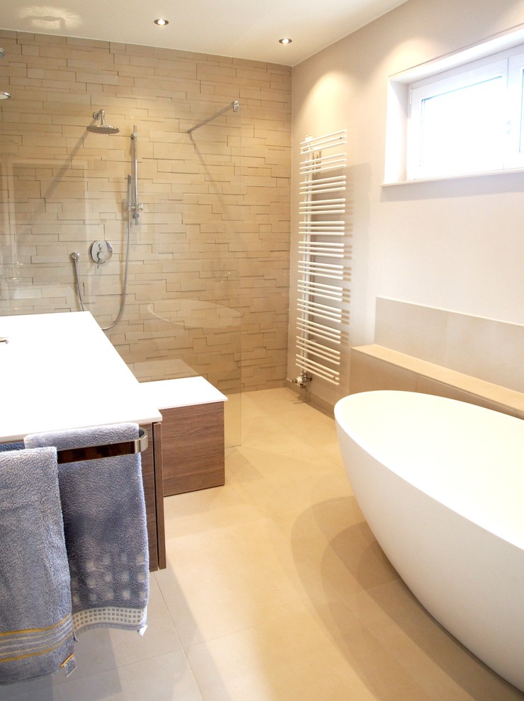 Foto de cuarto de baño actual con bañera exenta, ducha abierta, baldosas y/o azulejos beige y paredes beige