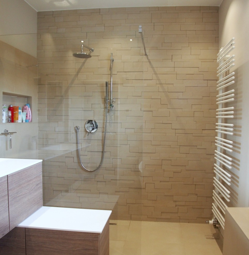 Idee per una stanza da bagno minimal con vasca freestanding, doccia aperta, piastrelle beige e pareti beige