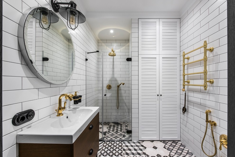 Стильный дизайн: маленькая ванная комната в скандинавском стиле с белыми фасадами, белой плиткой, белыми стенами, полом из мозаичной плитки, черным полом, душем с распашными дверями и белой столешницей для на участке и в саду - последний тренд