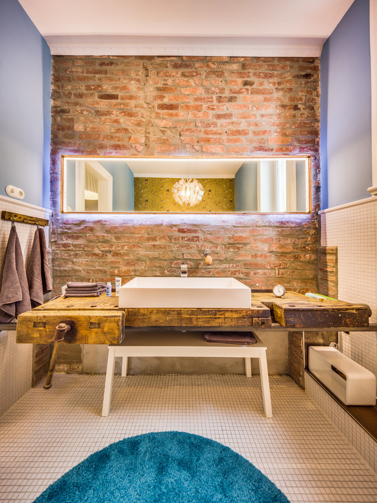 Источник вдохновения для домашнего уюта: ванная комната среднего размера в стиле кантри с белой плиткой, керамической плиткой, синими стенами, полом из керамической плитки, настольной раковиной, столешницей из дерева и зеркалом с подсветкой