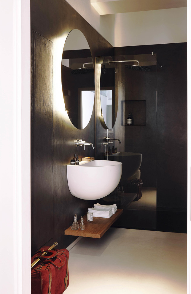 Idées déco pour une salle de bain éclectique de taille moyenne avec un carrelage noir, un mur noir, un lavabo suspendu et un sol beige.