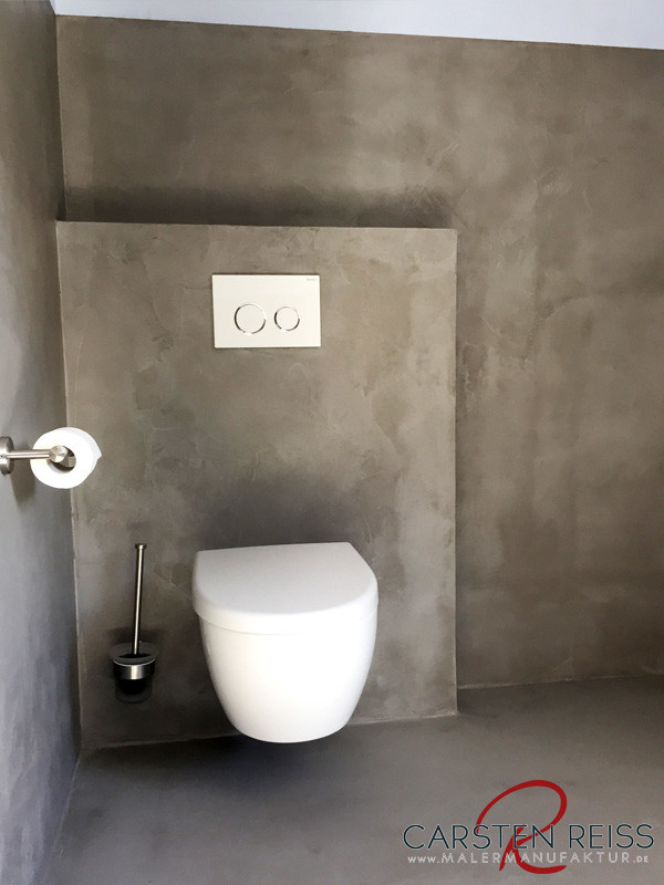 Imagen de cuarto de baño industrial con suelo de cemento
