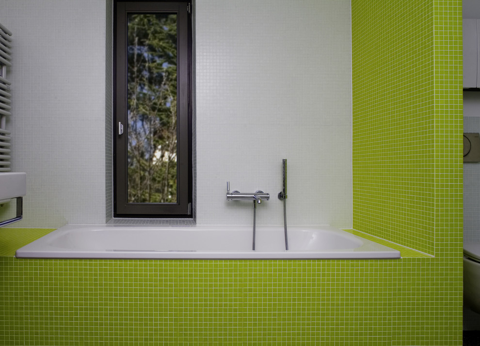 Inredning av ett modernt mellanstort badrum, med ett platsbyggt badkar, grön kakel, vit kakel och ett väggmonterat handfat