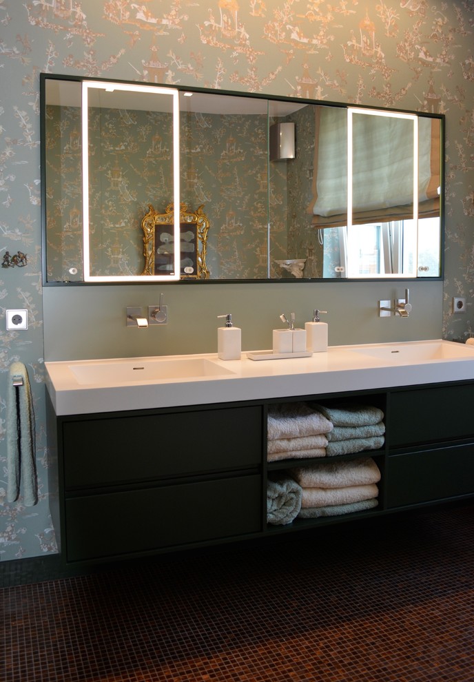 Idee per una stanza da bagno tradizionale con ante nere, piastrelle rosse, piastrelle a mosaico e lavabo rettangolare