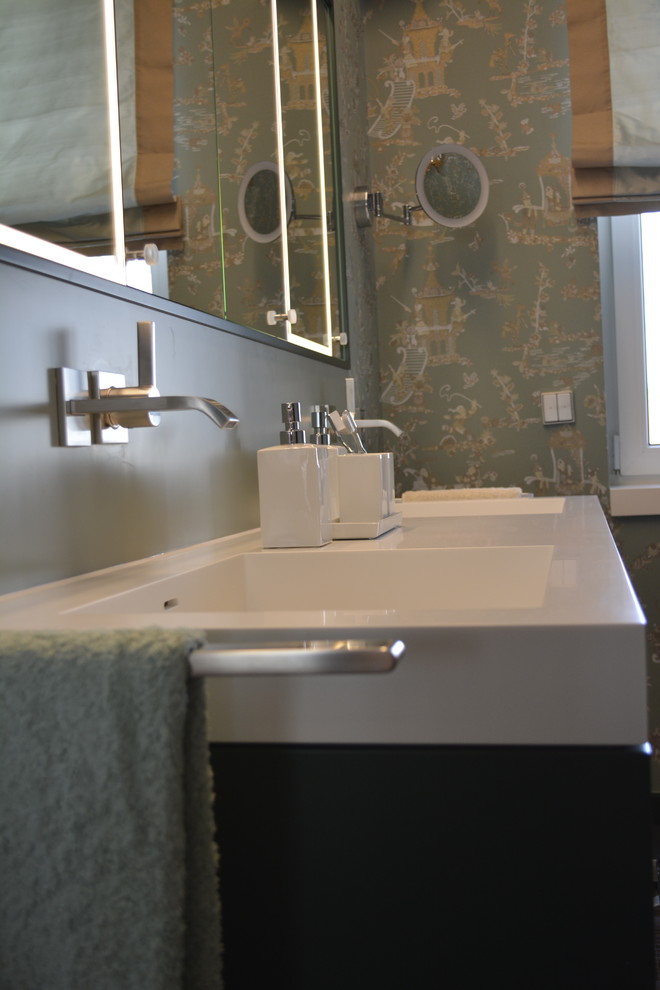 Idee per una stanza da bagno design con ante nere, piastrelle rosse, piastrelle a mosaico e lavabo rettangolare