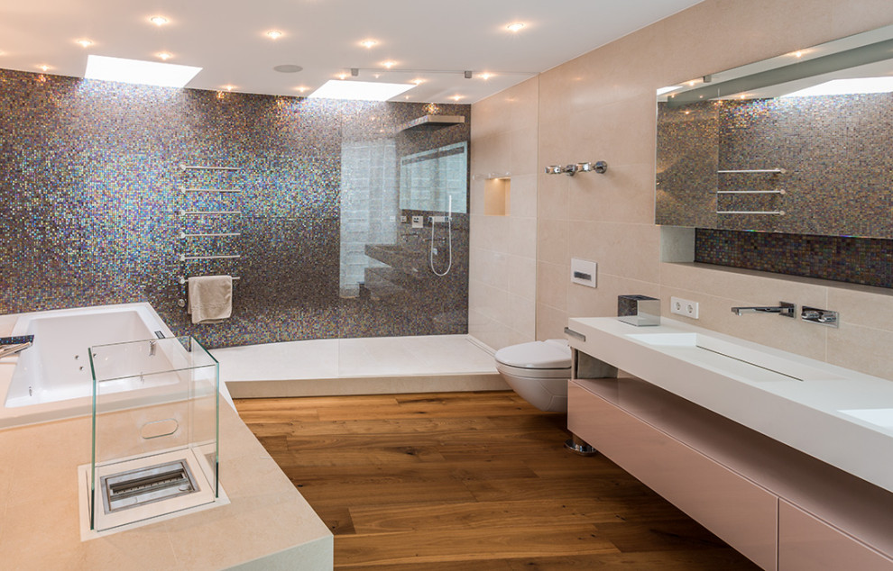 Modelo de cuarto de baño contemporáneo extra grande con jacuzzi, ducha abierta, baldosas y/o azulejos beige, suelo de madera en tonos medios, aseo y ducha, encimera de acrílico, suelo marrón, ducha abierta y encimeras blancas